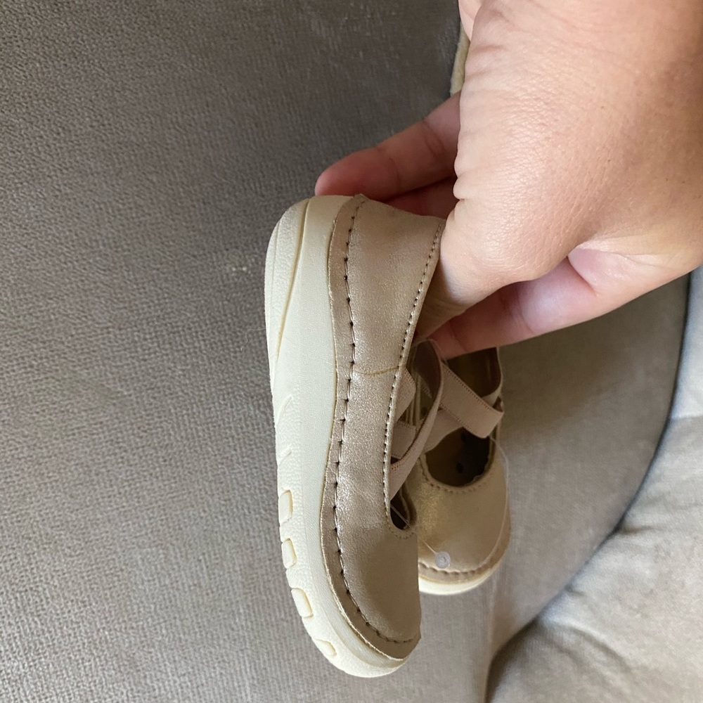 Baby girl gold shoes - Picture 3 of 3
